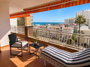 Air-conditioned 2-bedroom apartment with pool and beach access