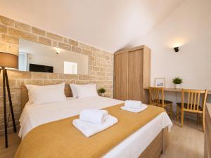 APARTMENTS JELENA 1,2,3,4 & 5 SUPETAR - free parking