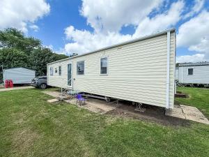 Cosy Caravan At Broadland Sands Holiday Park Ref 20012Bs