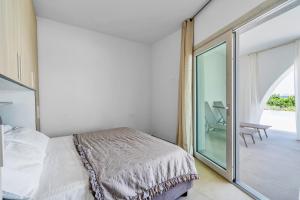 Exclusive White Residence - With Pool - Sea View
