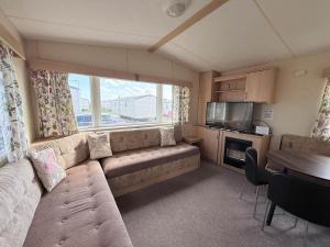 Lovely Caravan With Free Wi-Fi At Broadland Sands Park, Suffolk Ref 20020Bs