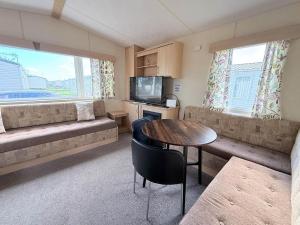 Lovely Caravan With Free Wi-Fi At Broadland Sands Park, Suffolk Ref 20020Bs