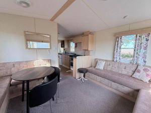 Lovely Caravan With Free Wi-Fi At Broadland Sands Park, Suffolk Ref 20020Bs