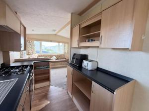 Lovely Caravan With Free Wi-Fi At Broadland Sands Park, Suffolk Ref 20020Bs