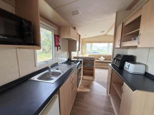 Lovely Caravan With Free Wi-Fi At Broadland Sands Park, Suffolk Ref 20020Bs