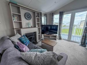 Superb 6 Berth Caravan At Broadland Sands Holiday Park In Suffolk Ref 20025Cf
