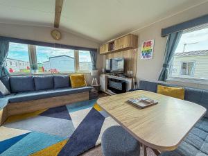 Stunning 6 Berth Caravan With Decking At Broadland Sands Ref 20028Bs