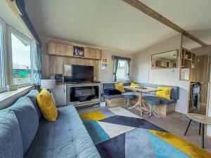 Stunning 6 Berth Caravan With Decking At Broadland Sands Ref 20028Bs