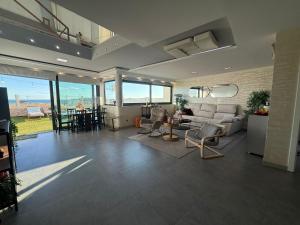 Villa moderna con piscina vista al mar