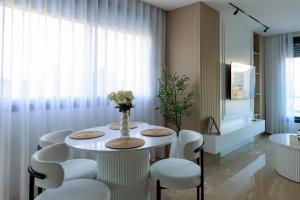 Modern Luxury Apartment with Panoramic Sea Views