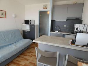 Studio cabine avec piscine, parking et climatisation en bord de mer - FR-1-328-165