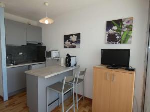 Studio cabine avec piscine, parking et climatisation en bord de mer - FR-1-328-165