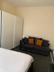 3 Bedrooms - 6 Bath- Sleeps 6 - Free Parking