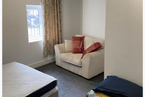 3 Bedrooms - 6 Bath- Sleeps 6 - Free Parking