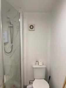 3 Bedrooms - 6 Bath- Sleeps 6 - Free Parking