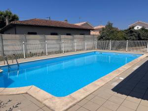 APPARTEMENT COSY TERRASSE avec ACCES PISCINE