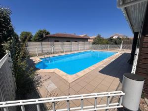 APPARTEMENT COSY TERRASSE avec ACCES PISCINE