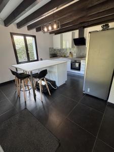 Villa pour 10 pers, piscine chauffée, 8 mins des plages