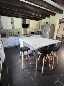 Villa pour 10 pers, piscine chauffée, 8 mins des plages