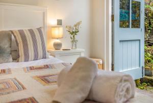 Quay Cottage - Waterfront Cottage in Dittisham, Sleeps 8
