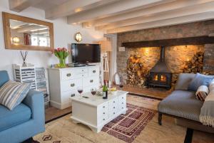 Quay Cottage - Waterfront Cottage in Dittisham, Sleeps 8