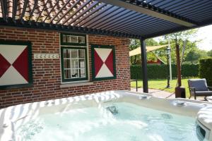 De Brittenburg 4-persoons, finse sauna, hottub, sunshower, grote zonnige omheinde tuin, wifi en huisdier vriendelijk
