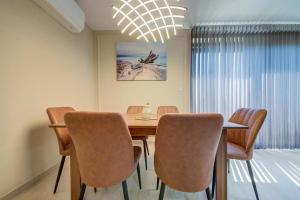 2 BR, Terrace & Side sea Views, 3 Min to Beach