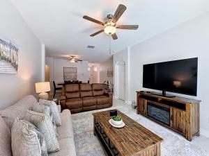 Whispering Palms - Luxury 4-Bedroom Pool Home Near villa