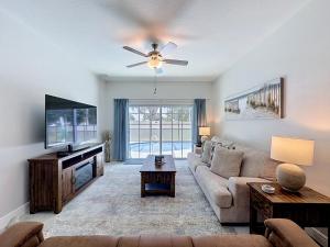 Whispering Palms - Luxury 4-Bedroom Pool Home Near villa