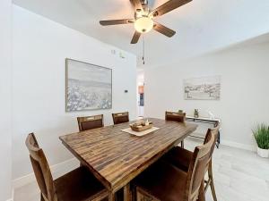 Whispering Palms - Luxury 4-Bedroom Pool Home Near villa