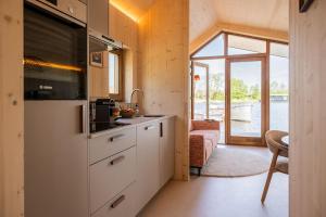 Oeverlodge aan het water