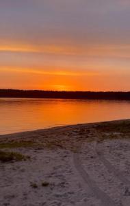 Dom nad jeziorem z prywatną plażą i prywatną przestrzenią 20000m2