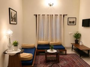 2 BHK Vintage Kolkata Apartment With Free Breakfast