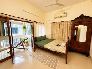 2 BHK Vintage Kolkata Apartment With Free Breakfast
