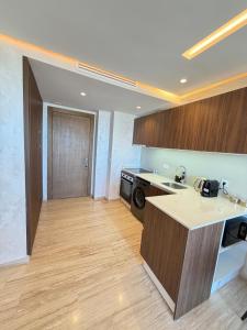 Superb ocean-view apartment 2 minutes from the TGV train station