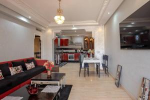 Spacious 2 bedrooms Apartment steps to the beach