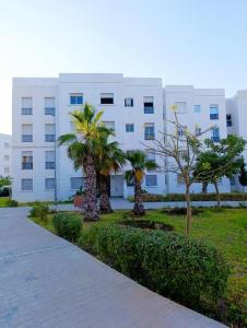Bright & Cozy Apartment Near CHU & Beach Access