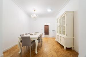 Stylish 2 bdrm, 5 guests, Serdika mall, Oborishte