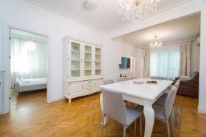 Stylish 2 bdrm, 5 guests, Serdika mall, Oborishte