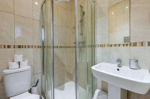 Earls Court Apt Sleeps 3 with Private Entrance