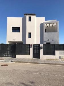 Villa moderna con piscina vista al mar
