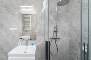 Tauron Arena Harmony Apartment by BookingHost