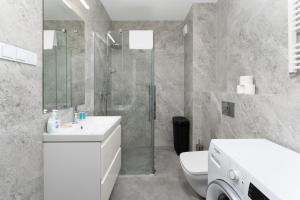 Tauron Arena Harmony Apartment by BookingHost