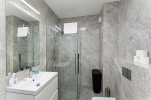 Tauron Arena Harmony Apartment by BookingHost