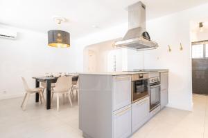 Relaxing Villa with Pool, Garden & Parking REMS