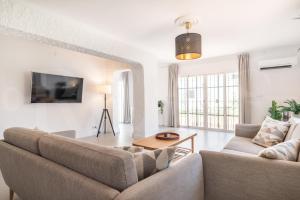Relaxing Villa with Pool, Garden & Parking REMS