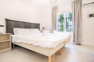 Relaxing Villa with Pool, Garden & Parking REMS