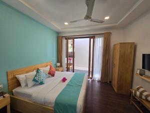 Dhiffushi Reef & Beach
