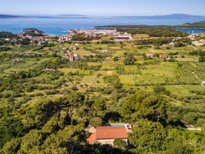 Holiday house Pantovčak, secluded stone house without other guests,with heated pool and unique view