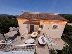 House with pool and barbecue, 25 minutes from the beach